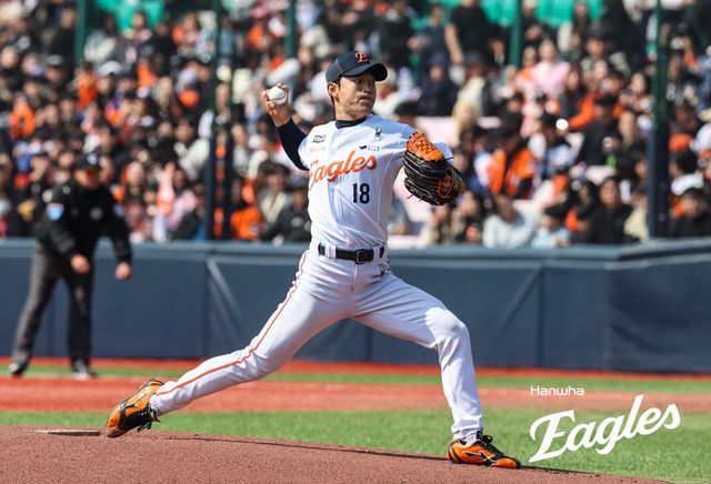 9일 청주야구장에서 열린 2025 KBO리그 두산 베어스와 한화 이글스의 경기, 한화 선발 이상규가 공을 힘차게 던지고 있다. 한화 이글스