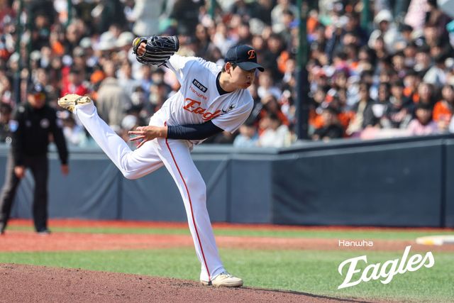 9일 청주야구장에서 열린 2025 KBO리그 두산 베어스와 한화 이글스의 경기, 한화 조동욱이 공을 힘차게 던지고 있다. 한화 이글스