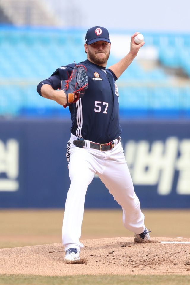 두산 베어스 콜 어빈이 10일 대구 삼성라이온즈파크에서 열린 삼성 라이온즈와의 시범경기에 선발 등판해 투구하고 있다. 두산 베어스