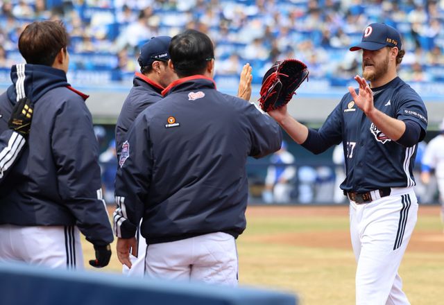 두산 베어스 콜 어빈이 10일 대구 삼성라이온즈파크에서 열린 삼성 라이온즈와의 시범경기에 선발 등판해 이닝을 마친 뒤 동료들의 격려를 받고 있다. 두산 베어스