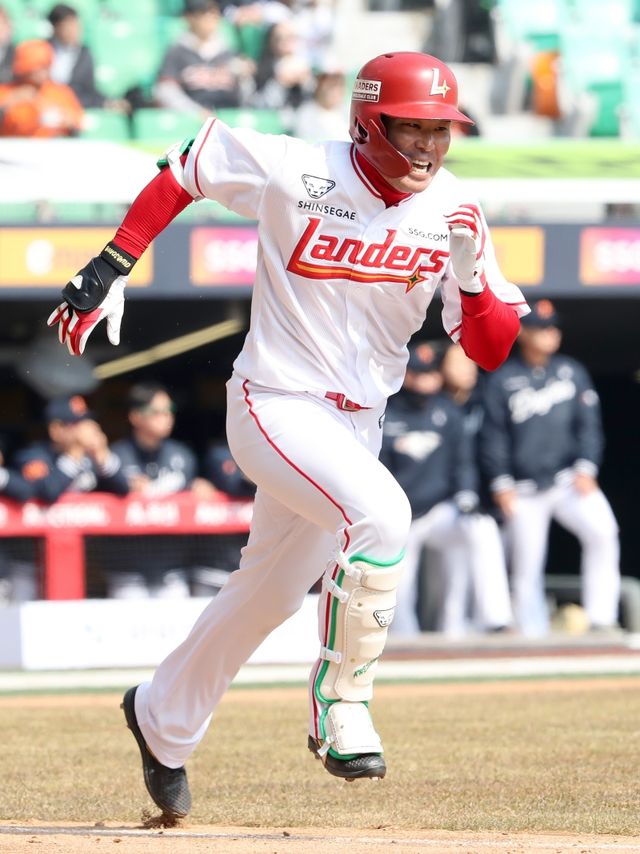 10일 인천SSG랜더스필드에서 열린 2025 KBO리그 한화 이글스와 SSG 랜더스의 경기, SSG 한유섬이 적시타를 친 후 달리고 있다. SSG 랜더스