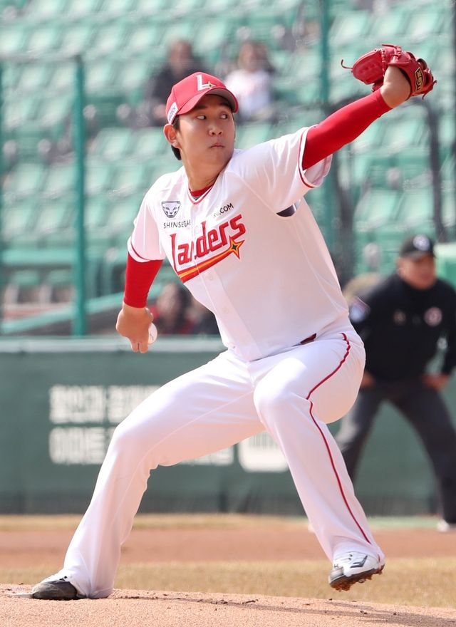 10일 인천SSG랜더스필드에서 열린 2025 KBO리그 한화 이글스와 SSG 랜더스의 경기, SSG 선발 송영진이 힘차게 공을 던지고 있다. SSG 랜더스