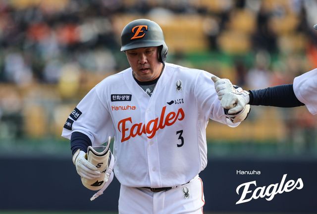 10일 인천SSG랜더스필드에서 열린 2025 KBO리그 한화 이글스와 SSG 랜더스의 경기, 2루수 및 6번타자로 선발 출전한 안치홍은 1타수 1안타 1사구를 기록했다. 한화 이글스