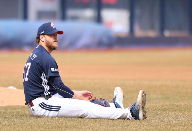 두산 베어스 콜 어빈이 10일 대구 삼성라이온즈파크에서 열린 삼성 라이온즈와의 시범경기에 선발 등판해 수비에 임한 뒤 숨을 고르고 있다. 두산 베어스