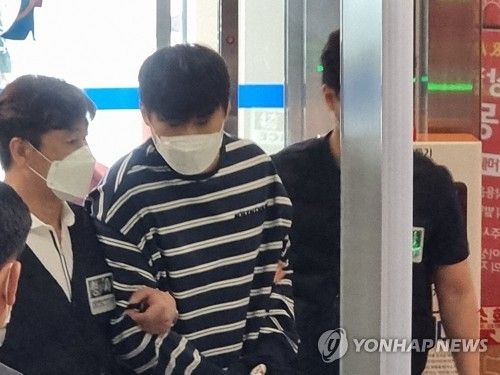 불법 도박 혐의를 받는 전 프로야구 삼성 라이온즈 투수 윤성환이 2021년 6월 3일 오후 구속 전 피의자 심문(영장실질심사)를 받기 위해 대구지법에 출석하고 있다. 연합뉴스