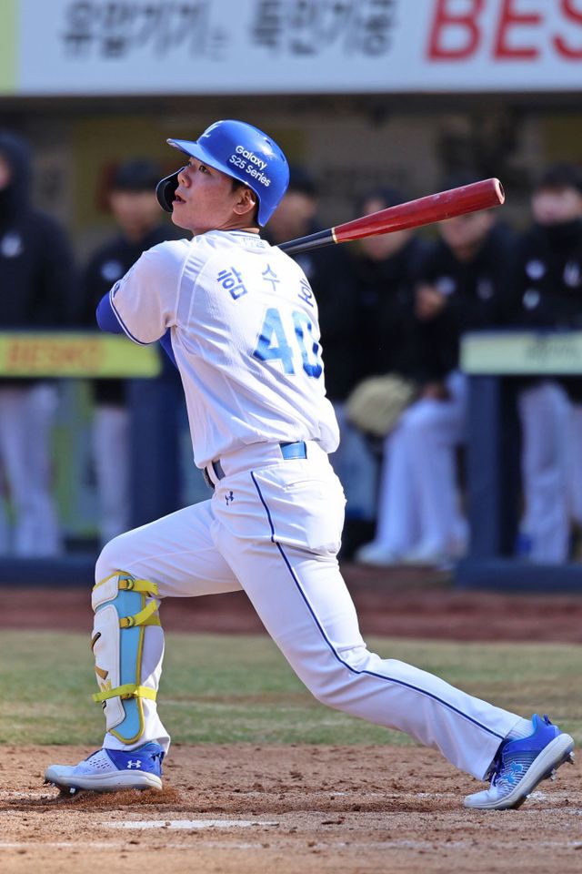 삼성 라이온즈 함수호가 올해 KBO 시범경기에 출전해 타격하고 있다. 삼성 라이온즈