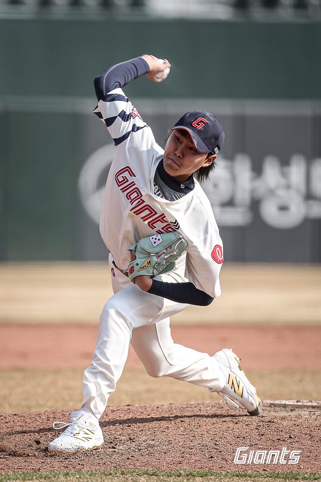 롯데 투수 정철원은 9일 사직구장에서 열린 '2025 신한 SOL Bank KBO 시범경기' KIA전에서 1이닝 무실점을 기록해 롯데 홈팬들 앞에서 존재감을 과시했다. 롯데 자이언츠