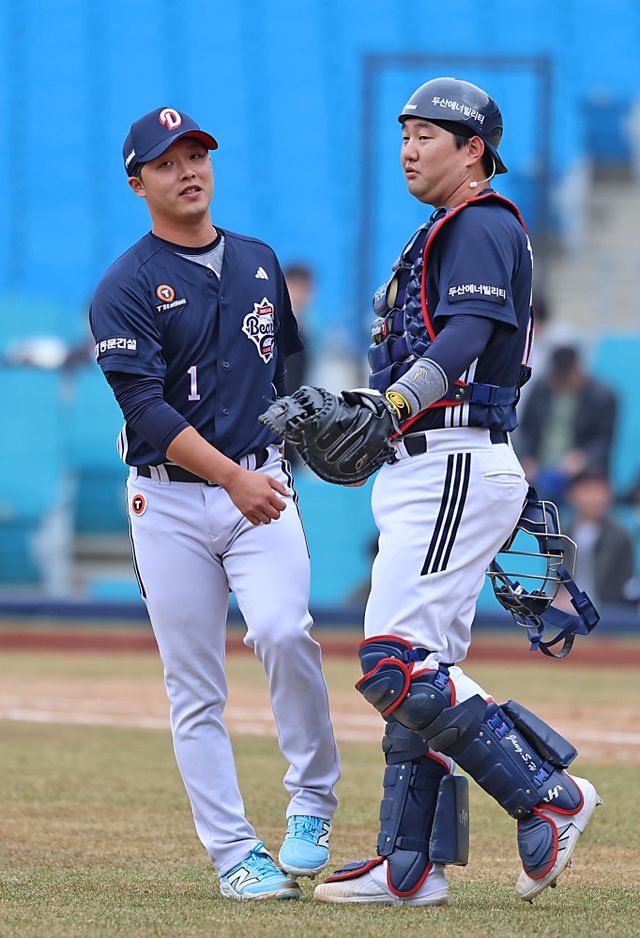 왼쪽부터 두산 베어스 투수 박치국과 포수 장승현. 10일 대구 삼성라이온즈파크에서 열린 삼성 라이온즈와의 시범경기를 마무리한 뒤 서로를 격려하고 있다. 두산 베어스