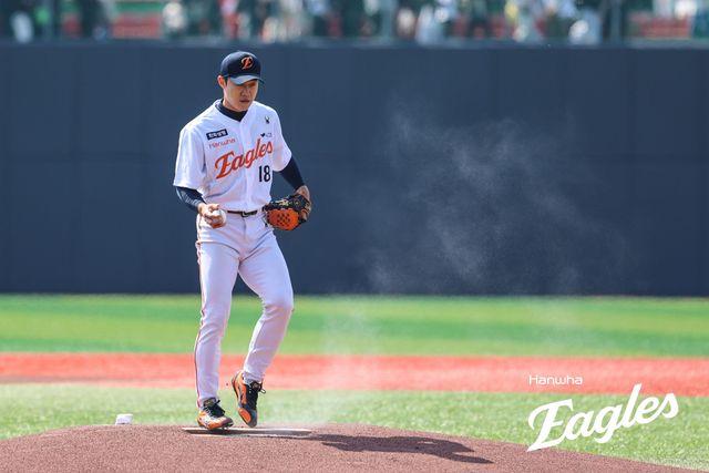 9일 청주야구장에서 열린 2025 KBO리그 두산 베어스와 한화 이글스의 경기, 한화 선발 이상규가 투구 후 숨을 고르고 있다. 한화 이글스