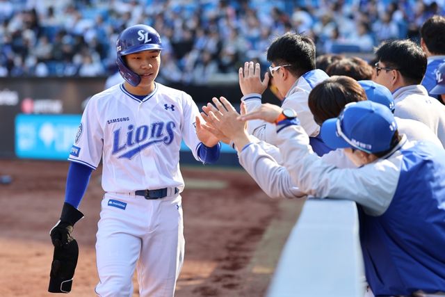 9일 오후 대구삼성라이온즈파크에서 열린 2025 신한 SOL Bank KBO리그 시범경기 SSG 랜더스와 삼성 라이온즈의 경기, 6회말 1사 2루 강민호의 1타점 2루타 때 2루주자 김지찬이 득점을 올린 뒤 동료들과 하이파이브를 하고 있다. 삼성 라이온즈