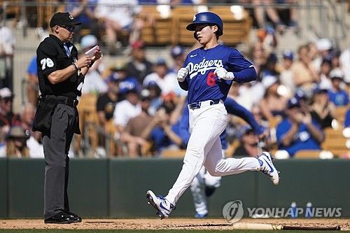 LA 다저스 김혜성이 미국 메이저리그 시범경기에서 주루하고 있다. AP/연합뉴스