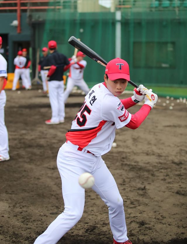 KIA 타이거즈 신인 외야수 박재현이 10일 창원NC파크에서 열린 2025 신한 SOL Bank KBO 시범경기 3차전에서 NC 다이노스를 상대로 2번타자 겸 중견수로 선발출전, 1안타 2볼넷으로 인상적인 활약을 펼쳤다. 사진 KIA 타이거즈