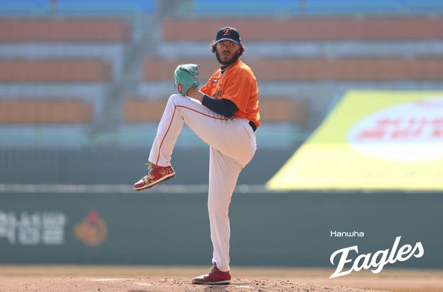 10일 인천SSG랜더스필드에서 열린 2025 KBO리그 한화 이글스와 SSG 랜더스의 경기, 한화 선발투수 코디 폰세가 공을 힘차게 던지고 있다. 한화 이글스