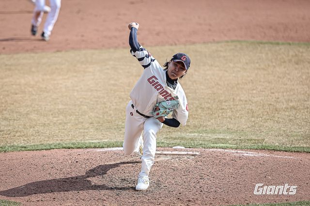 롯데 투수 정철원은 9일 사직구장에서 열린 '2025 신한 SOL Bank KBO 시범경기' KIA전에서 1이닝 무실점을 기록해 롯데 홈팬들 앞에서 존재감을 과시했다. 롯데 자이언츠
