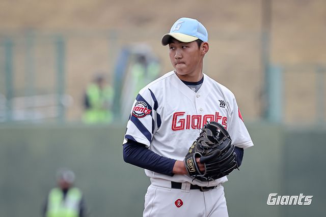 롯데 투수 김태현은 10일 사직구장에서 열린 '2025 신한 SOL Bank KBO 시범경기' LG와 시범경기에서 구원 등판했다. 와일드피치와 포수 송구 실책으로 실점했지만, 전반적으로 경쟁력 있는 투구를 선보였다. 롯데 자이언츠