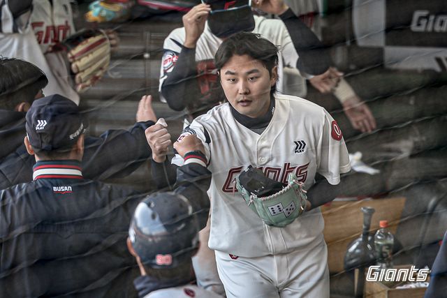롯데 투수 정철원(가운데)은 9일 사직구장에서 열린 '2025 신한 SOL Bank KBO 시범경기' KIA전에서 1이닝 무실점을 기록해 롯데 홈팬들 앞에서 존재감을 과시했다. 롯데 자이언츠