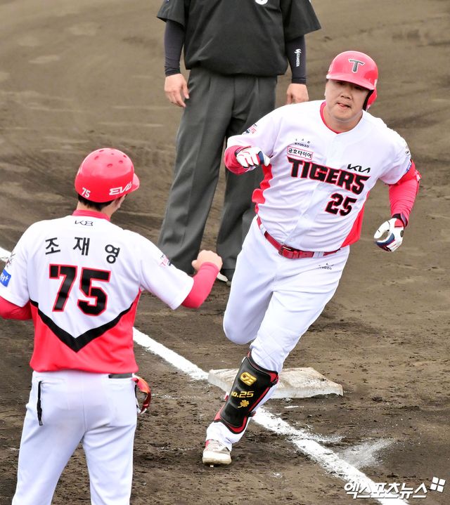 KIA 타이거즈 외야수 이우성(오른쪽)이 10일 창원NC파크에서 열린 2025 신한 SOL Bank KBO 시범경기 3차전에서 NC 다이노스를 상대로 솔로 홈런을 기록했다. 사진 엑스포츠뉴스 DB