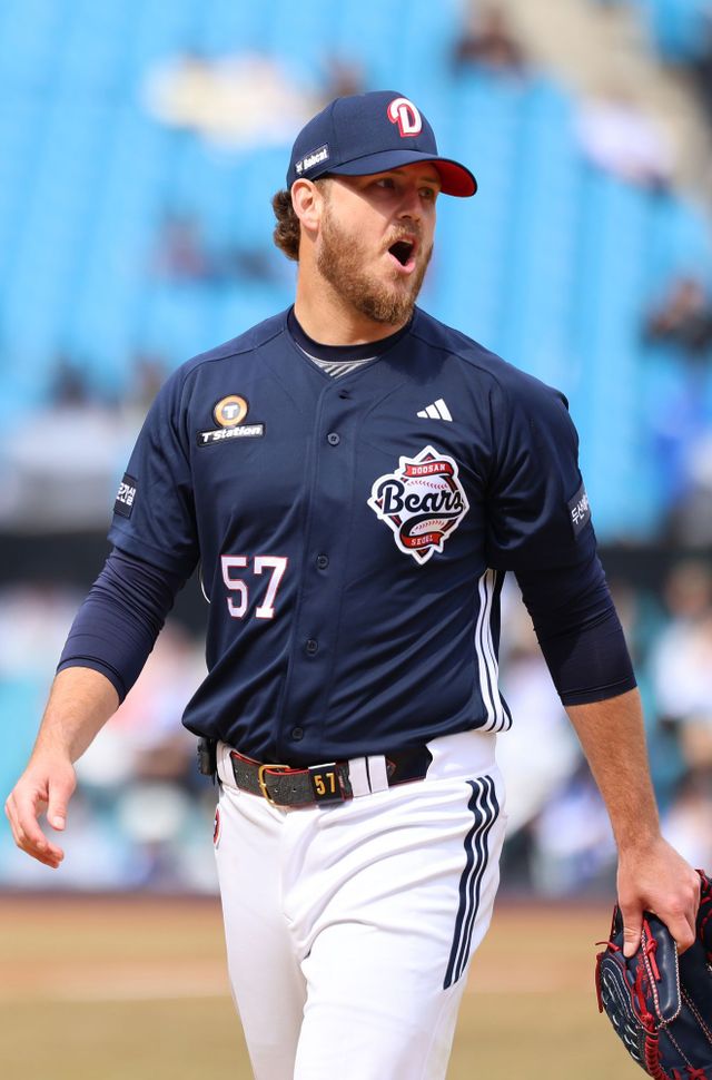 두산 베어스 콜 어빈이 10일 대구 삼성라이온즈파크에서 열린 삼성 라이온즈와의 시범경기에 선발 등판해 이닝을 마친 뒤 더그아웃으로 향하고 있다. 두산 베어스