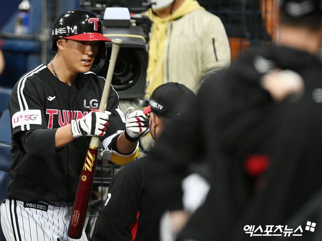 LG 외야수 송찬의(왼쪽)는 10일 사직구장에서 열린 '2025 신한 SOL Bank KBO 시범경기' 롯데와 시범경기에서 6번타자 좌익수로 선발 출전한다. 시범경기 기간 왼손 투수 상대 기회를 받을 전망이다. 엑스포츠뉴스 DB
