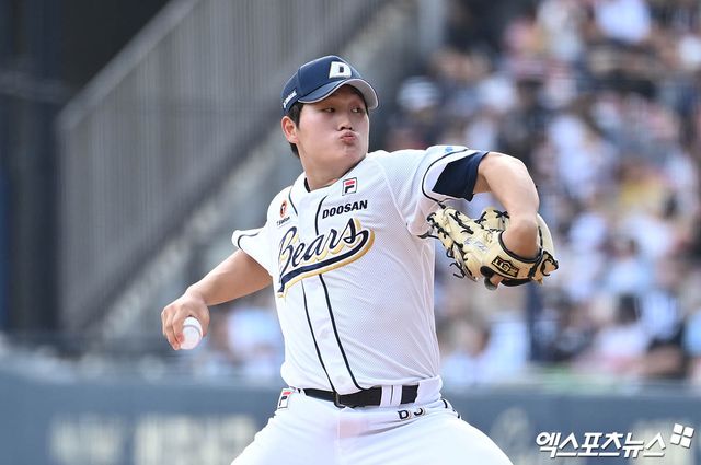 두산 베어스 김택연이 지난해 정규시즌 경기에 등판해 역투하고 있다. 엑스포츠뉴스 DB