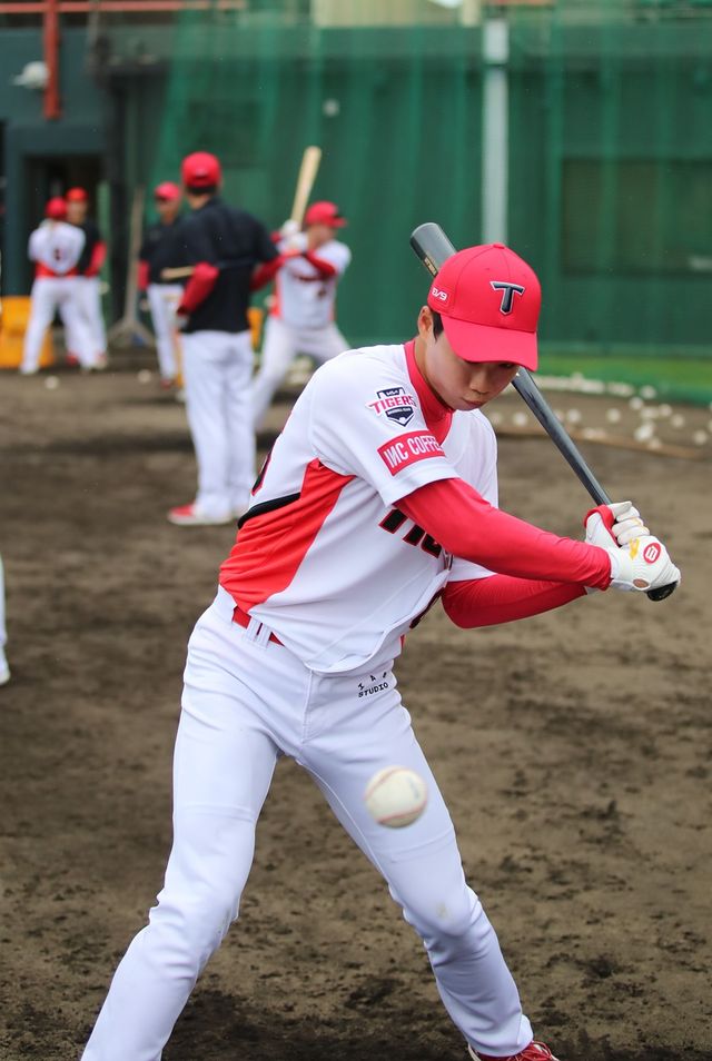 KIA 타이거즈 신인 외야수 박재현이 10일 창원NC파크에서 열린 2025 신한 SOL Bank KBO 시범경기 3차전에서 NC 다이노스를 상대로 2번타자 겸 중견수로 선발출전, 1안타 2볼넷으로 인상적인 활약을 펼쳤다. 사진 KIA 타이거즈