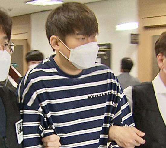 불법 도박 혐의를 받는 전 프로야구 삼성 라이온즈 투수 윤성환이 2021년 6월 3일 오후 대구지법에서 열린 구속 전 피의자 심문(영장실질심사)을 마친 뒤 법정을 나서고 있다. 연합뉴스​​