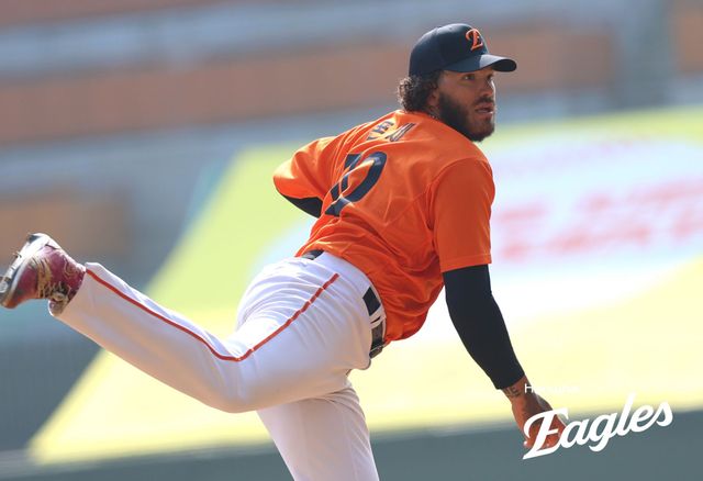 10일 인천SSG랜더스필드에서 열린 2025 KBO리그 한화 이글스와 SSG 랜더스의 경기, 한화 선발투수 코디 폰세가 공을 힘차게 던지고 있다. 한화 이글스