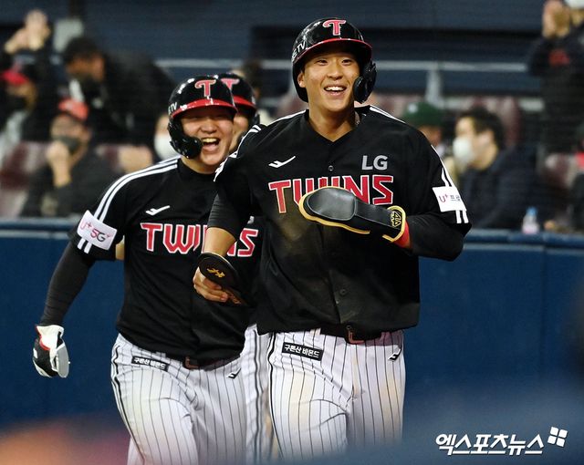LG 외야수 송찬의(오른쪽)는 10일 사직구장에서 열린 '2025 신한 SOL Bank KBO 시범경기' 롯데와 시범경기에서 6번타자 좌익수로 선발 출전한다. 시범경기 기간 왼손 투수 상대 기회를 받을 전망이다. 엑스포츠뉴스 DB