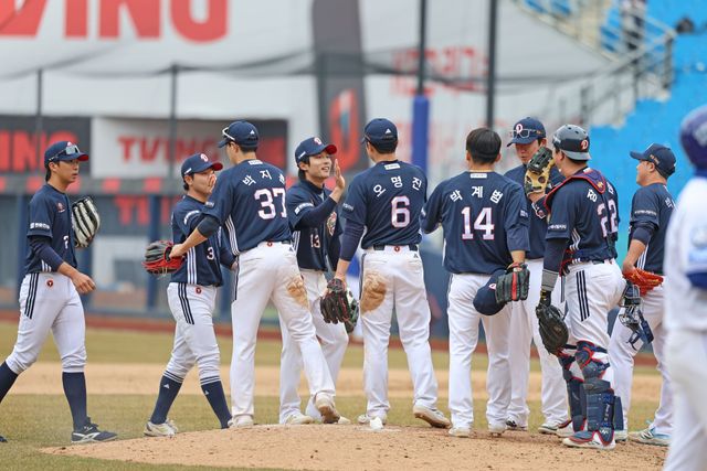 두산 베어스 선수들이 10일 대구 삼성라이온즈파크에서 열린 삼성 라이온즈와의 시범경기에서 승리한 뒤 세리머니하고 있다. 두산 베어스