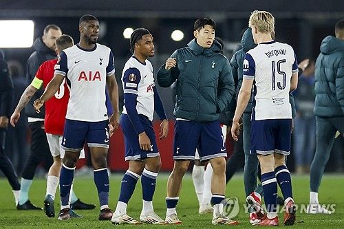 전 축구 감독인 해리 래드냅이 토트넘 홋스퍼 최초의 아시아 주장 손흥민이 주장감이 아니라는 충격 주장을 펼쳤다.&nbsp; 래드냅이 9일(한국시간) 영국 '토크스포츠'를 통해 손흥민이 주장으로 적합하지 않다고 주장했다.&nbsp;연합뉴스