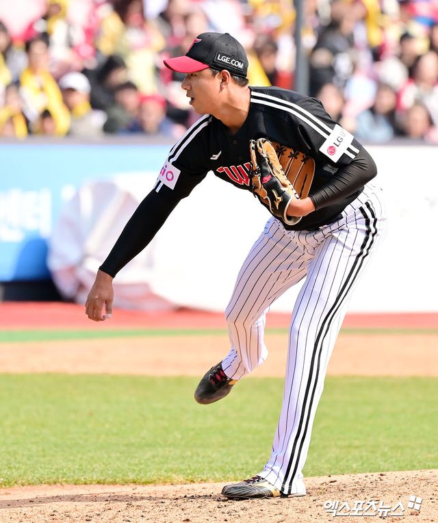 LG 투수 정우영은 지난 8일 수원 KT위즈파크에서 열린 '2025 신한 SOL Bank KBO 시범경기' KT전에서 구원 등판했다. 비시즌 발전해 많은 기대 속 마운드에 올랐으나 아웃카운트 하나를 잡는 동안 볼넷 2개를 내주며 흔들렸다. 엑스포츠뉴스 DB