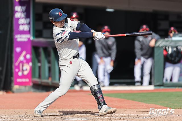 롯데 내야수 손호영은 11일 사직구장에서 열린 '2025 신한 SOL Bank KBO 시범경기' LG전에서 8회말 대타로 교체 출전했다. 1사 만루에서 희생플라이를 쳐 결승 타점을 기록했다. 롯데 자이언츠