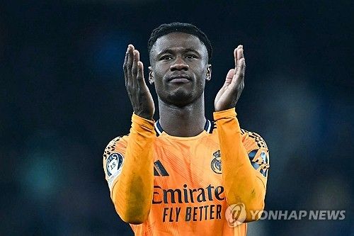 스카이스포츠 독일이 11일(한국시간) 맨체스터 시티가 여름 이적시장에 카마빙가 영입에 관심을 가지고 있다고 보도했다.&nbsp;SNS