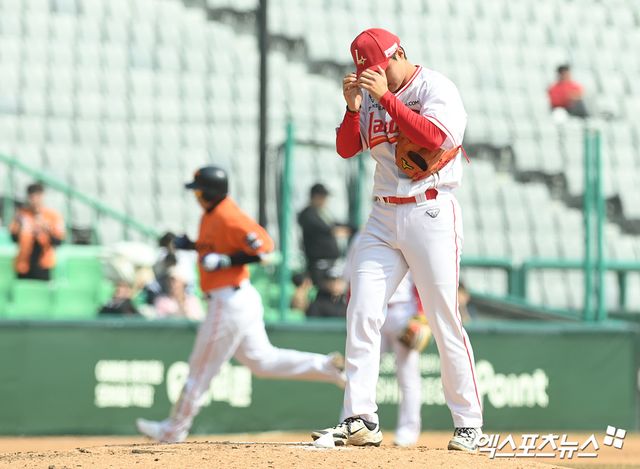 11일 오후 인천SSG랜더스필드에서 열린 '2025 신한 SOL Bank KBO리그' 한화 이글스와 SSG 랜더스의 시범경기, 4회초 2사 1,2루 SSG 신지환이 한화 노시환에게 홈런을 내어준 뒤 아쉬워 하고 있다. 인천, 고아라 기자