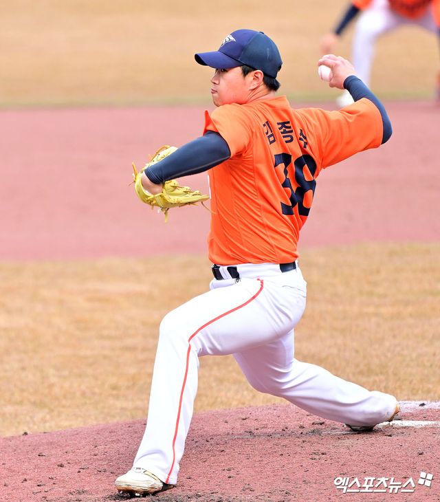 6일 오후 대전 한화생명 볼파크에서 열린 한화 청백전 경기, 한화 김종수가 공을 힘차게 던지고 있다. 인천, 고아라 기자