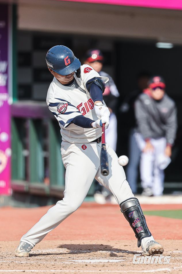 롯데 내야수 손호영은 11일 사직구장에서 열린 '2025 신한 SOL Bank KBO 시범경기' LG전에서 8회말 대타로 교체 출전했다. 1사 만루에서 희생플라이를 쳐 결승 타점을 기록했다. 롯데 자이언츠