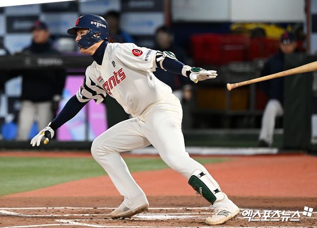 롯데 외야수 윤동희는 11일 사직구장에서 열린 '2025 신한 SOL Bank KBO 시범경기' LG전에서 2번타자 우익수로 선발 출전했다. 3회말 적시타로 공격에 활력을 불어넣었다. 엑스포츠뉴스 DB