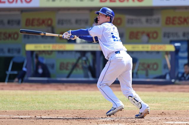 삼성 라이온즈 홍현빈이 11일 대구 삼성라이온즈파크에서 열린 두산 베어스와의 시범경기에서 만루홈런을 치고 있다. 삼성 라이온즈