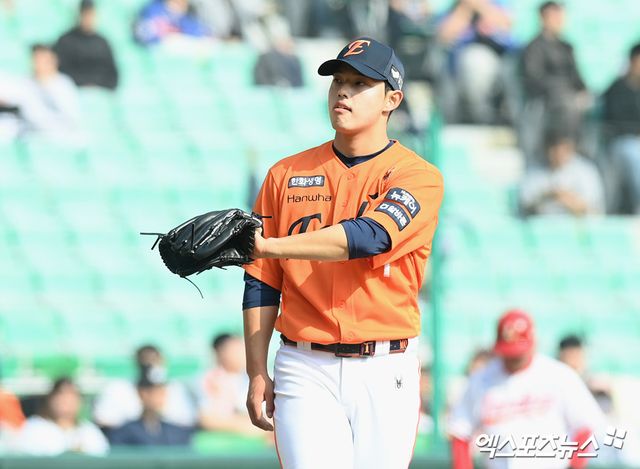 11일 오후 인천SSG랜더스필드에서 열린 '2025 신한 SOL Bank KBO리그' 한화 이글스와 SSG 랜더스의 시범경기, 6회말 2사 한화 문동주가 SSG 고명준에게 볼넷을 허용한 뒤 아쉬워 하고 있다. 인천, 고아라 기자