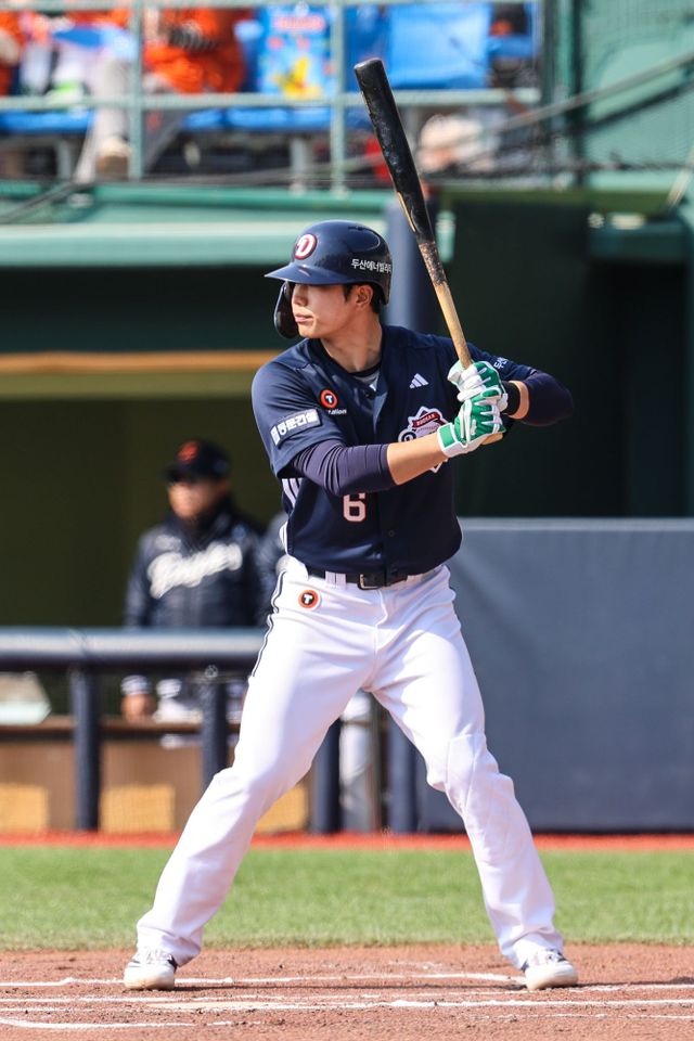 두산 베어스 오명진이 지난 9일 한화 이글스와의 시범경기에 출전해 타격하고 있다. 두산 베어스