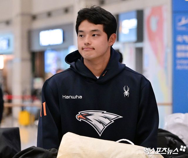 일본 오키나와에서 진행된 스프링캠프를 마친 한화 이글스 선수단이 4일 오후 인천국제공항을 통해 귀국했다. 입국장을 빠져나오는 한화 문동주. 엑스포츠뉴스DB