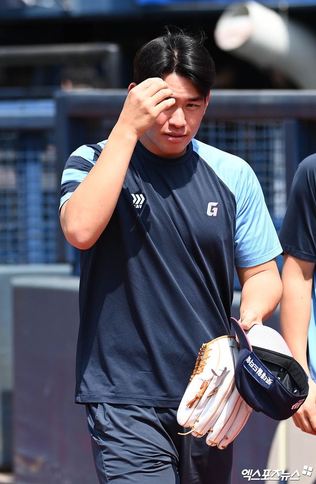 롯데 투수 김진욱은 지난 10일 사직구장에서 열린 '2025 신한 SOL Bank KBO 시범경기' LG전에서 선발 등판했다. 안정적인 제구와 위력적인 변화구로 4이닝 무실점을 기록하며 강렬한 인상을 남겼다. 엑스포츠뉴스 DB