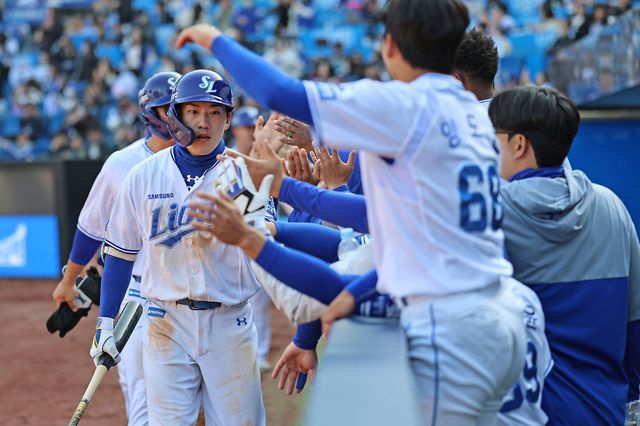 삼성 라이온즈 홍현빈이 11일 대구 삼성라이온즈파크에서 열린 두산 베어스와의 시범경기에서 만루홈런을 친 뒤 동료들의 축하를 받고 있다. 삼성 라이온즈