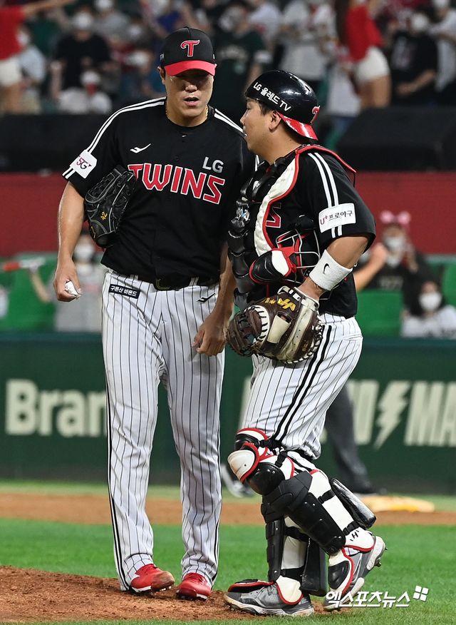 ​​LG 투수 김진성(왼쪽)은 10일 사직구장에서 열린 '2025 신한 SOL Bank KBO 시범경기' 롯데전에서 구원 등판했다. 최종 성적 1⅓이닝 무실점으로 활약하며 8-2 팀 승리에 힘을 보탰다. 경기 후 그는 여전히 경쟁하는 마음으로 시즌을 준비하고 있다는 속내를 밝혔다. 엑스포츠뉴스 DB