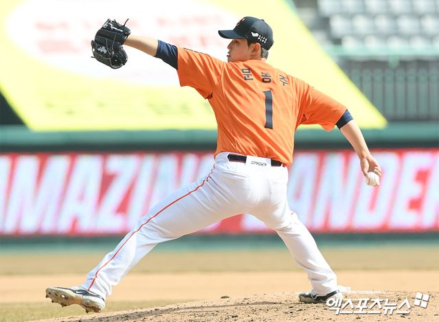 11일 오후 인천SSG랜더스필드에서 열린 '2025 신한 SOL Bank KBO리그' 한화 이글스와 SSG 랜더스의 시범경기, 6회말 한화 문동주가 공을 힘차게 던지고 있다. 인천, 고아라 기자