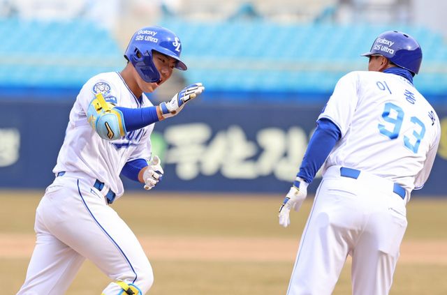 삼성 라이온즈 외야수 함수호가 10일 대구 삼성라이온즈파크에서 열린 두산 베어스와의 시범경기에서 홈런을 친 뒤 베이스를 돌고 있다. 삼성 라이온즈