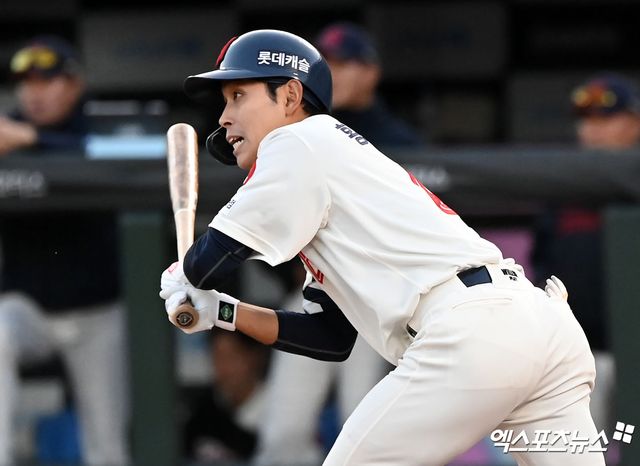 롯데 외야수 황성빈은 11일 사직구장에서 열린 '2025 신한 SOL Bank KBO 시범경기' LG전에서 1번타자 중견수로 선발 출전했다. 1회말과 3회말 안타로 포문을 열었다. 엑스포츠뉴스 DB