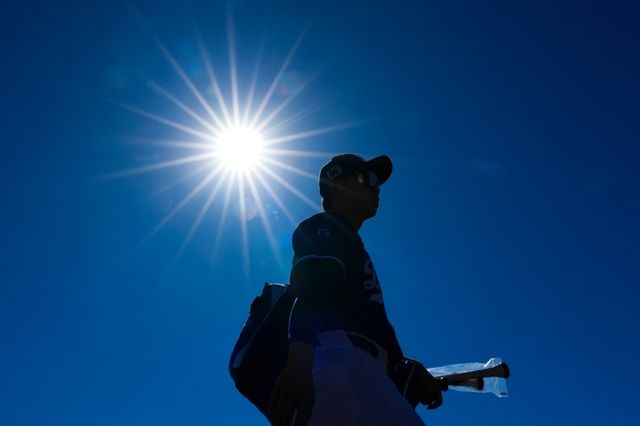 LA 다저스 내야수 김혜성은 11일(한국시간) 애리조나전에서 5회말 대주자로 교체 출전해 1타수 1안타 2득점 1도루로 활약하며 눈길을 끌었다. 해외 개막전 도쿄시리즈가 일주일 남은 가운데, 김혜성의 엔트리 합류 여부에 많은 관심이 쏠리고 있다. AP연합뉴스