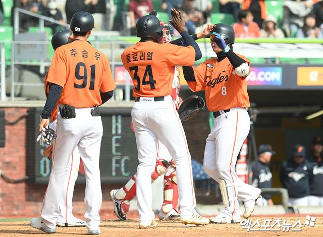 11일 오후 인천SSG랜더스필드에서 열린 '2025 신한 SOL Bank KBO리그' 한화 이글스와 SSG 랜더스의 시범경기, 4회초 2사 1,2루 한화 노시환이 홈런을 날린 뒤 함께 득점한 주자 황영묵, 플로리얼과 세리머니를 하고 있다. 인천, 고아라 기자