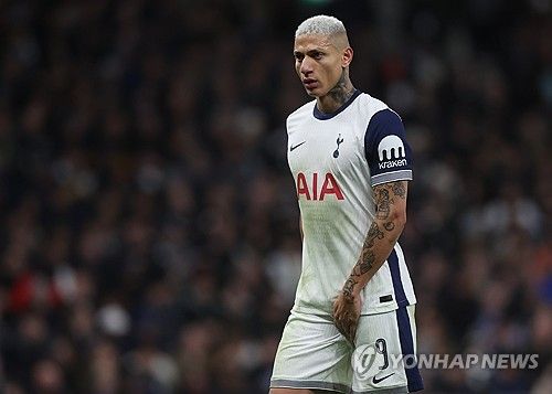 토트넘 팬 매체 '토트넘 홋스퍼 뉴스'는 10일(한국시간) 토트넘이 전력 외 자원으로 추락한 공격수 히샬리송을 이적료의 10분의 1 가격으로 매각하려 한다고 보도했다.&nbsp;연합뉴스